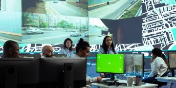 Alerta: El sector tecnológico en Colombia busca talento con salarios de hasta 6 millones de pesos - Cover Image
