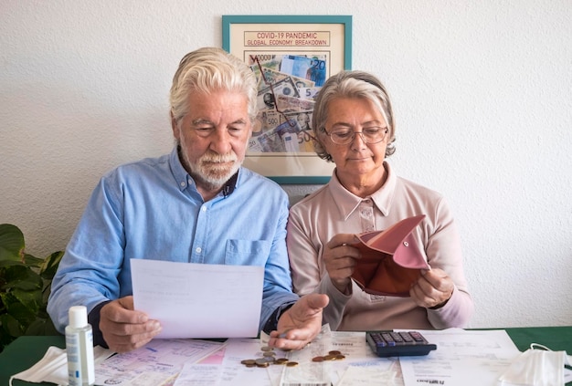 A comparison table highlighting the pros and cons of different retirement income sources in Colombia, such as government pensions, private pensions, and voluntary savings. The table should provide clear insights into the benefits and limitations of each option.